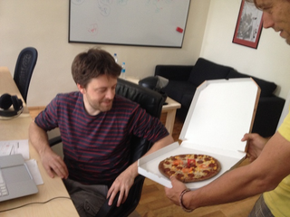 Illustration for article titled Norbi Alien-nyálkával kent jógaszőnyeget árul pizza néven